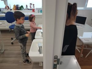 enseñar a un niño a cepillarse los dientes