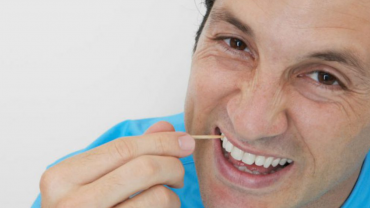 Por qué no debes usar palillos de dientes en la dentadura