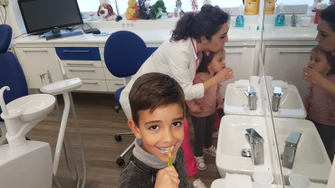 Enseñar a un niño a cepillarse los dientes